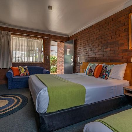 Country Pathfinder Motor Inn Дэлби Экстерьер фото