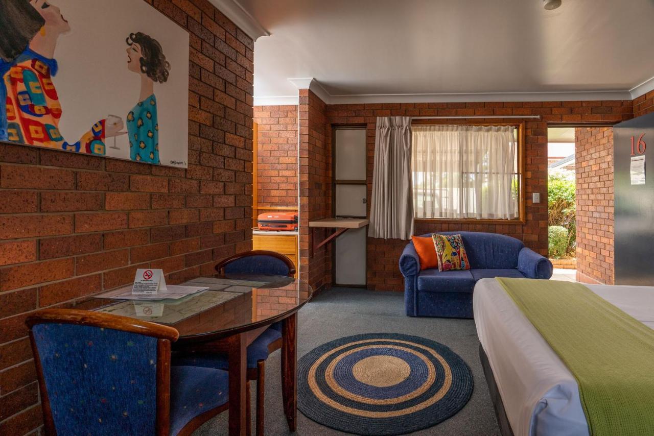 Country Pathfinder Motor Inn Дэлби Экстерьер фото