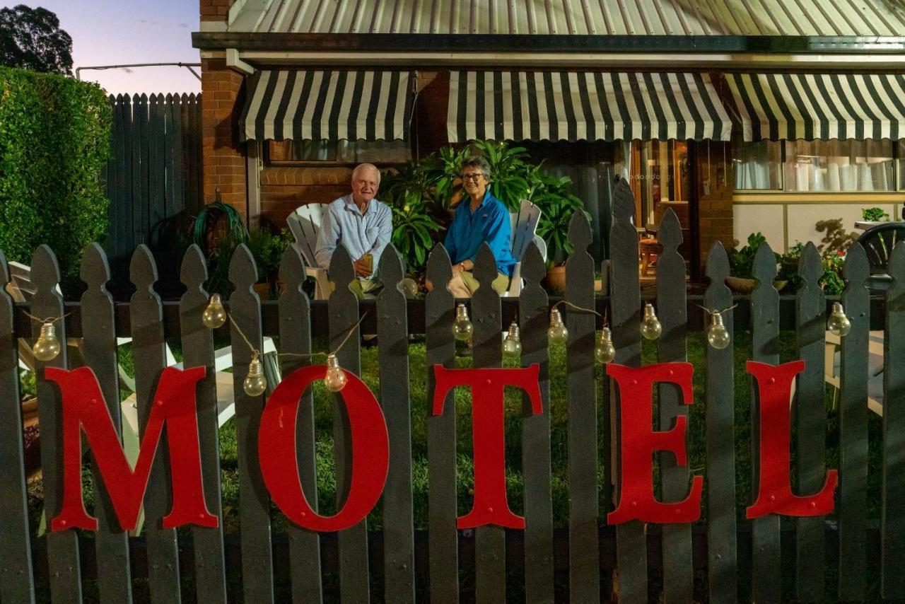 Country Pathfinder Motor Inn Дэлби Экстерьер фото