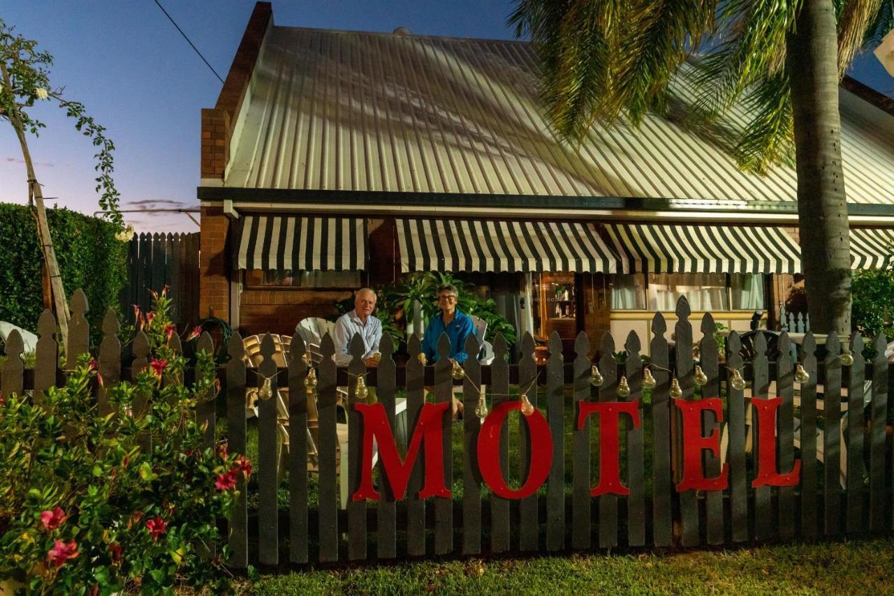 Country Pathfinder Motor Inn Дэлби Экстерьер фото
