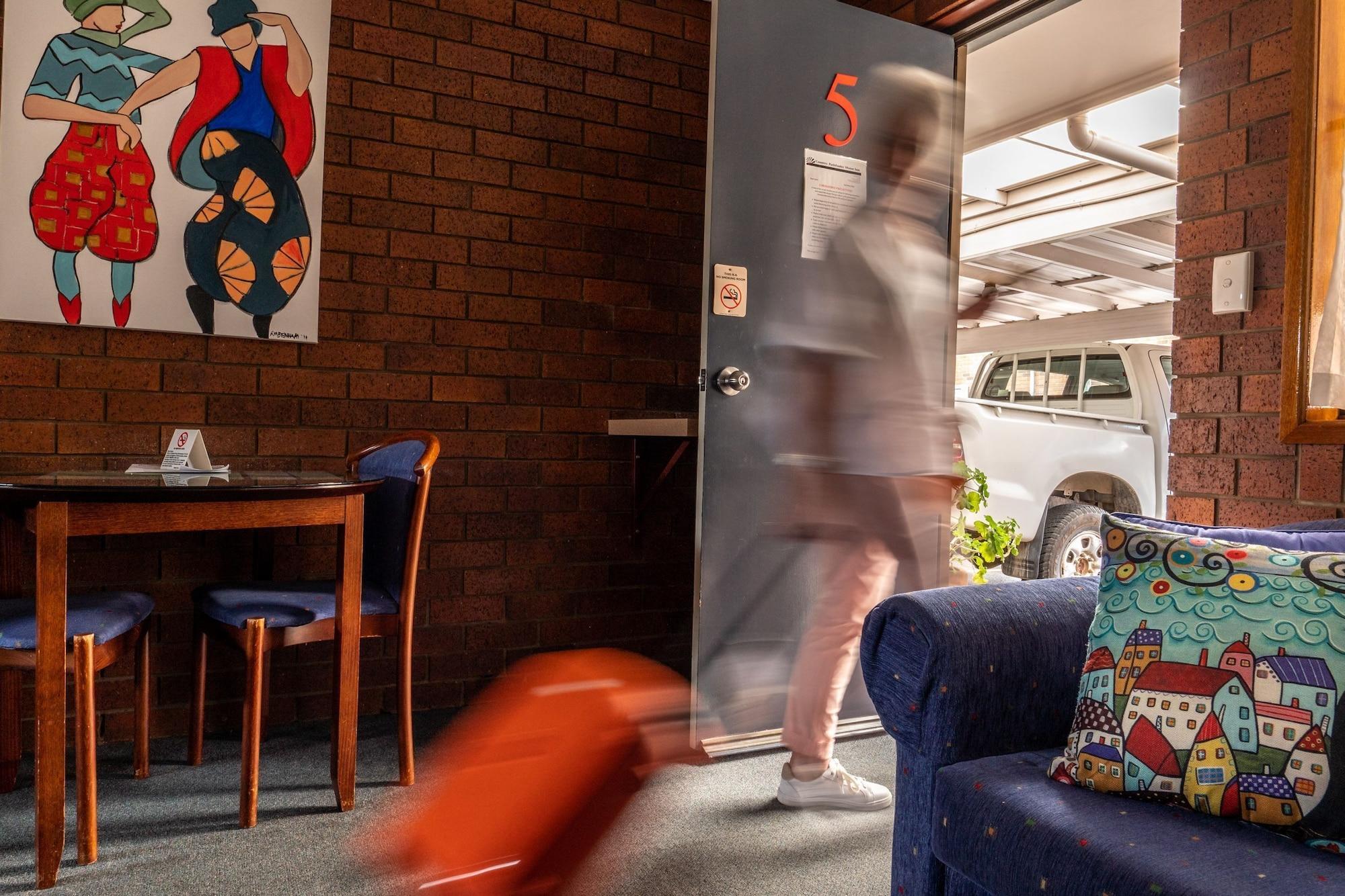 Country Pathfinder Motor Inn Дэлби Экстерьер фото