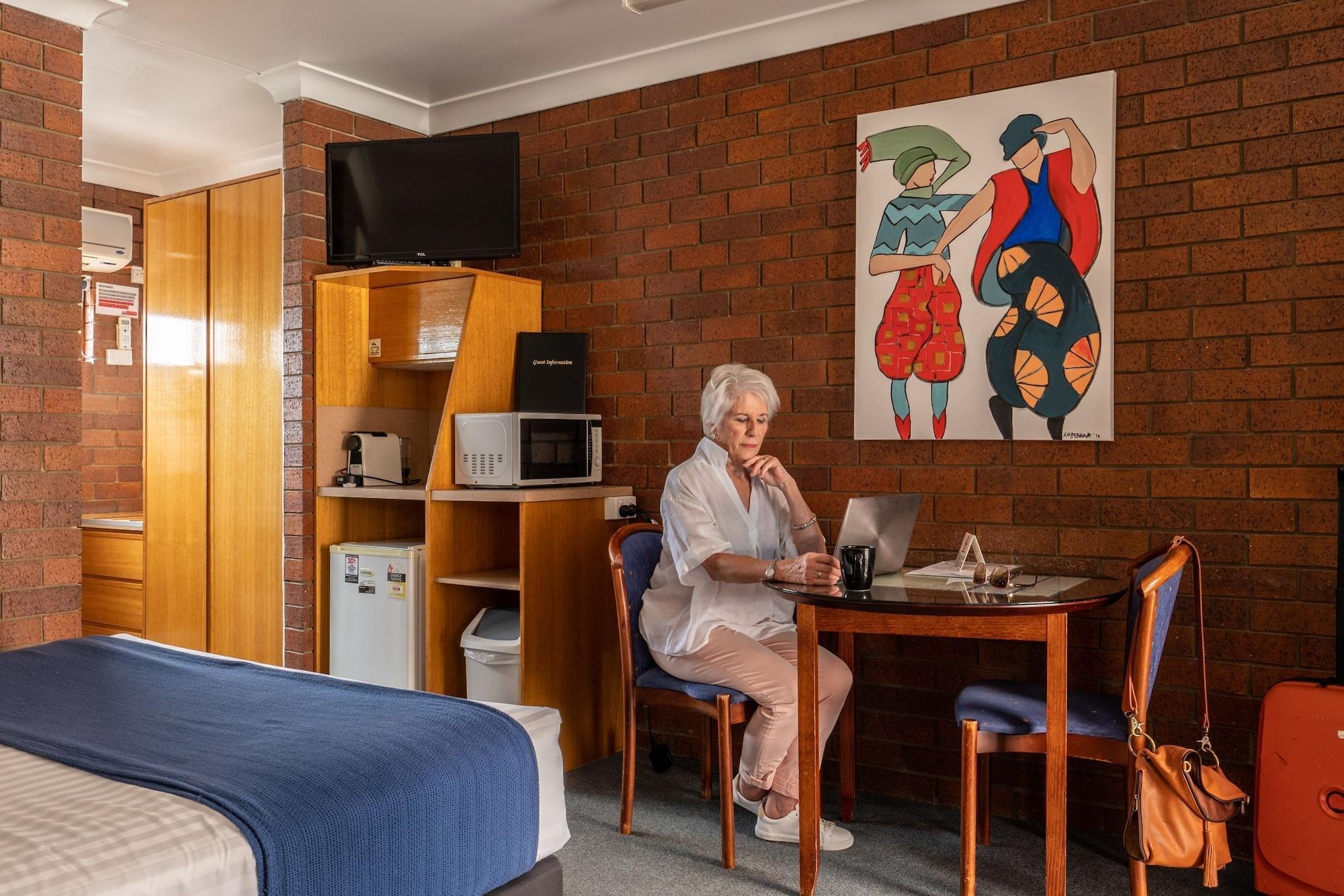 Country Pathfinder Motor Inn Дэлби Экстерьер фото