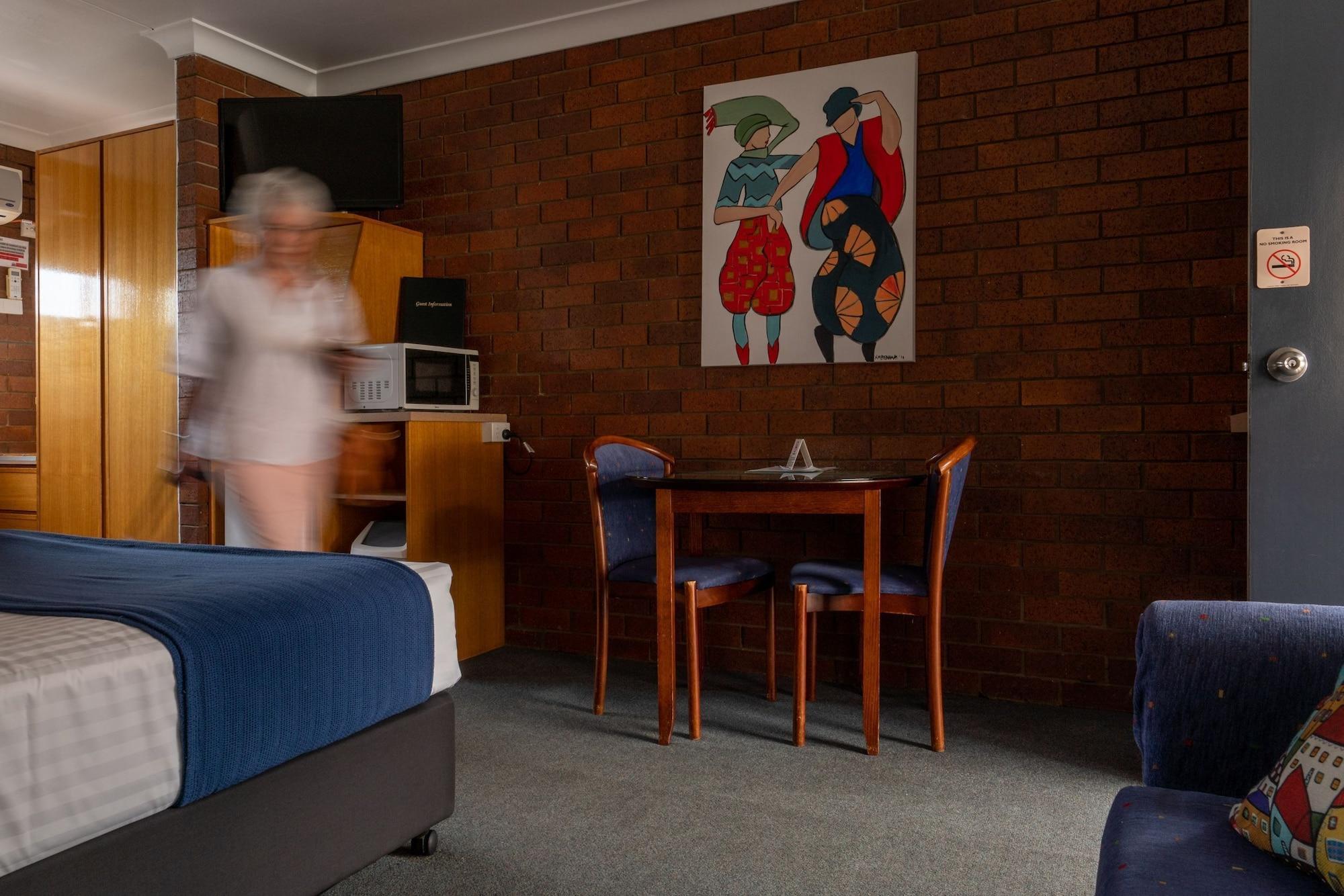 Country Pathfinder Motor Inn Дэлби Экстерьер фото