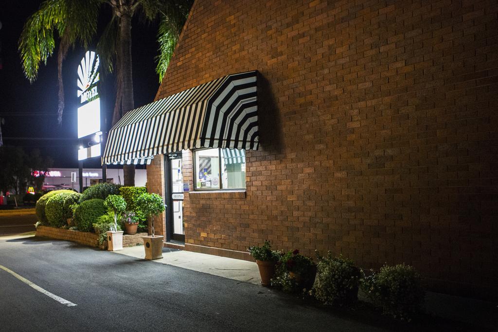 Country Pathfinder Motor Inn Дэлби Экстерьер фото